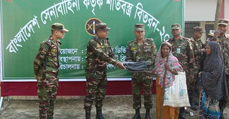 টাঙ্গাইলে সেনাবাহিনীর শীতবস্ত্র বিতরণ